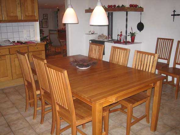 Alm matbord med stolar